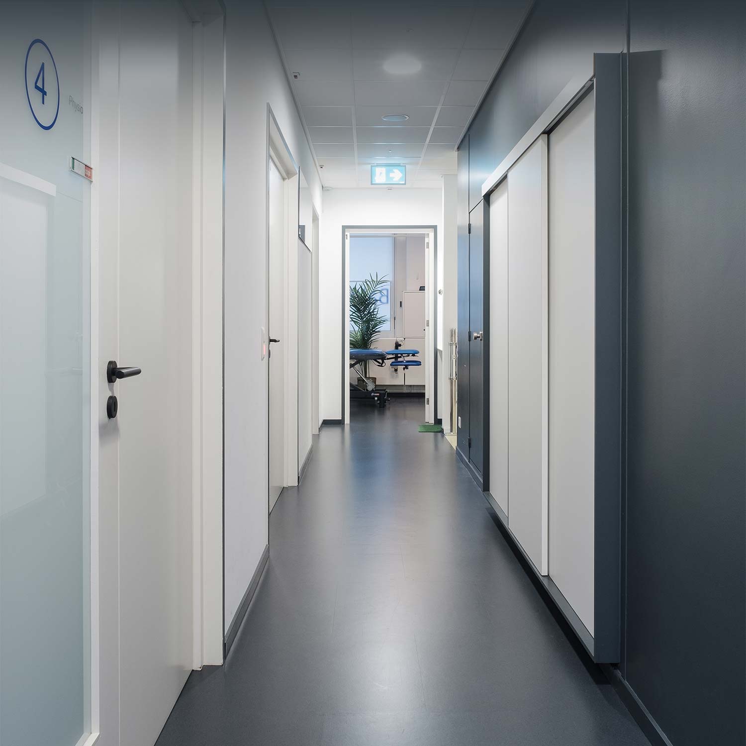 Couloirs menant aux salles de consultation du Centre Physio Santé, cabinet de physiothérapie à Genève