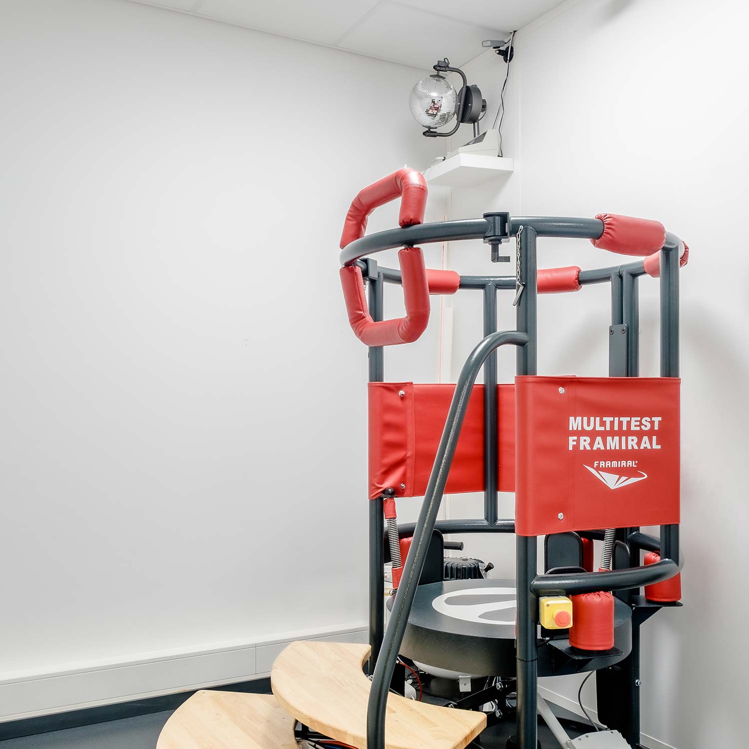 Plateau d’équilibre Multitest Framiral dans une salle de soins au Centre Physio & Santé à Genève