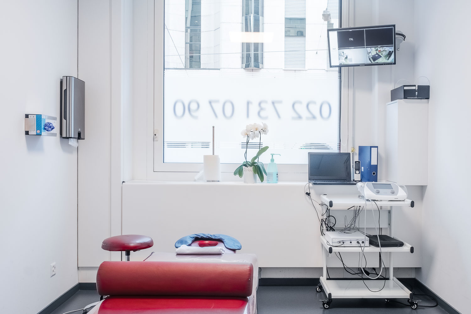 Intérieur d’une salle de consultation en physiothérapie générale à Genève avec infrastructure de confort