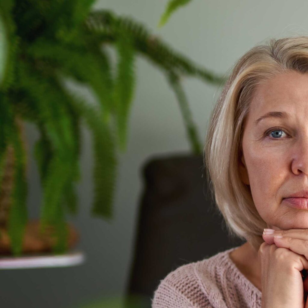 une dame souffre de paralysie faciale
