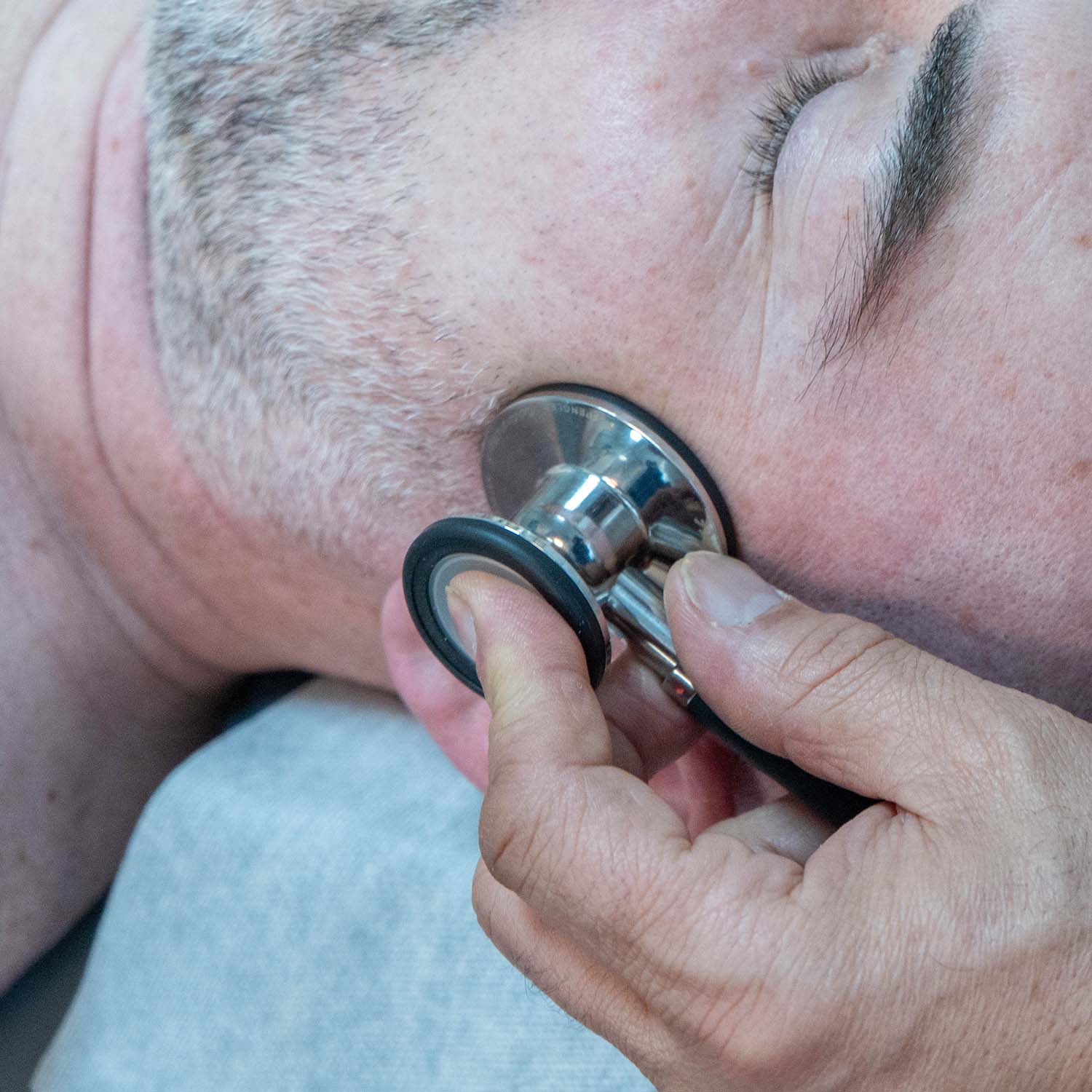 Stetoscope sur le tempe pendant la rééducation maxillo-faciale